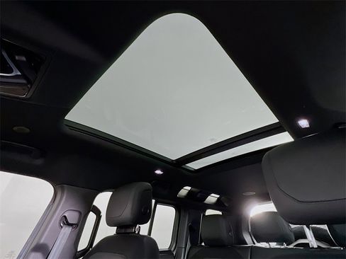 Used 2023 Land Rover Defender 110 X-Dynamic SE image 23