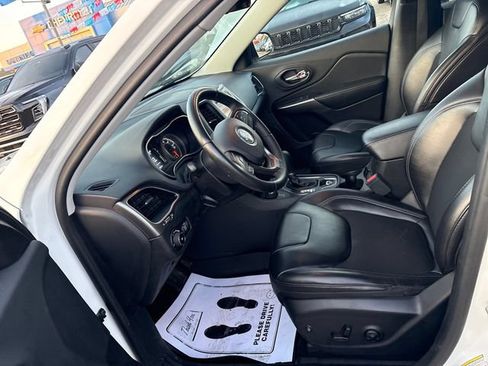 Used 2019 Jeep Cherokee Latitude Plus AWD/4WD image 8