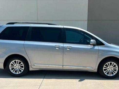 Used 2015 Toyota Sienna XLE w/ XLE Navigation Package FWD image 8