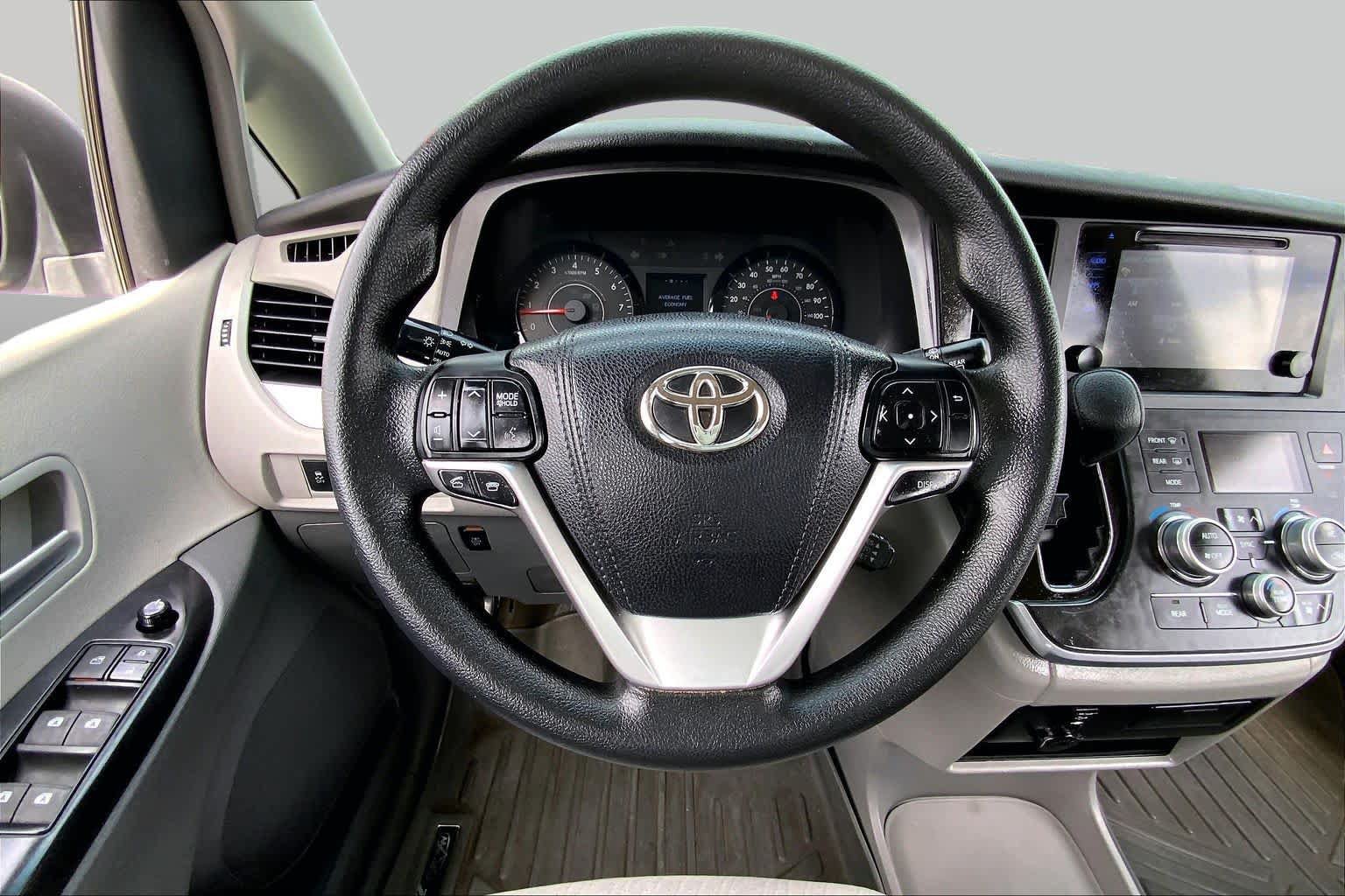 Used 2015 Toyota Sienna LE FWD image 5