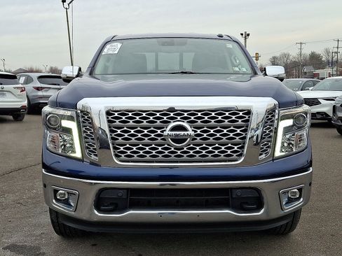 Used 2019 Nissan Titan SL image 2
