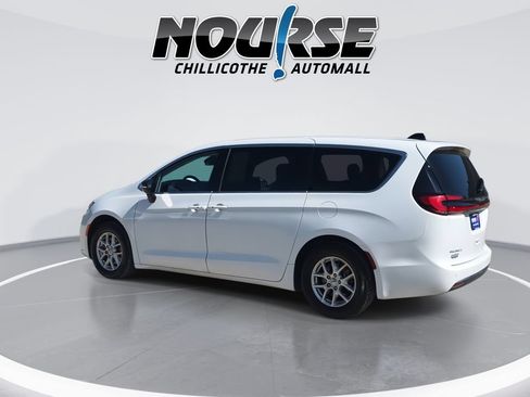 Used 2024 Chrysler Pacifica Touring-L FWD image 6