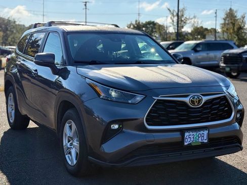 Used 2023 Toyota Highlander LE FWD image 7