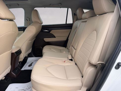 Used 2022 Toyota Highlander XLE image 13