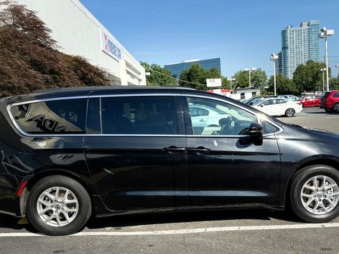 Used 2022 Chrysler Pacifica Touring-L FWD image 7