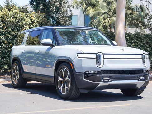 Used 2024 Rivian R1S Adventure AWD/4WD image 3