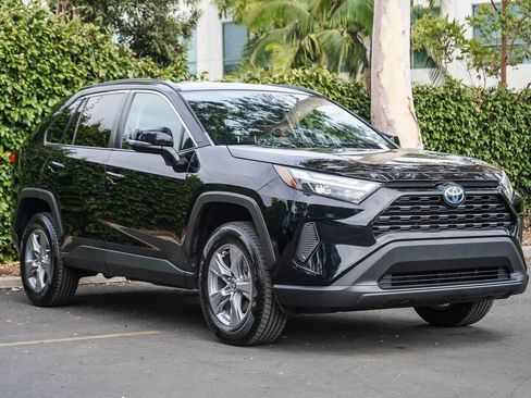 Used 2022 Toyota RAV4 XLE AWD/4WD image 3