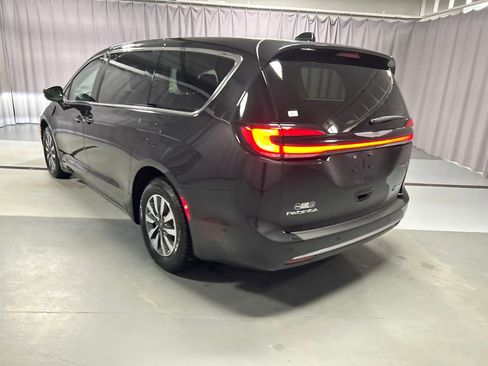 Used 2023 Chrysler Pacifica Touring-L image 5