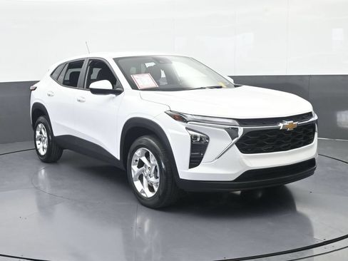 Used 2025 Chevrolet Trax LS w/ LS Convenience Package FWD image 9