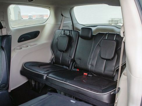 Used 2023 Chrysler Pacifica Limited FWD image 30