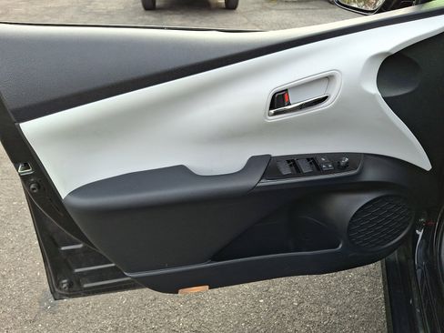 Used 2019 Toyota Prius LE image 13