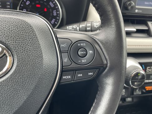 Used 2021 Toyota RAV4 XLE Premium image 25