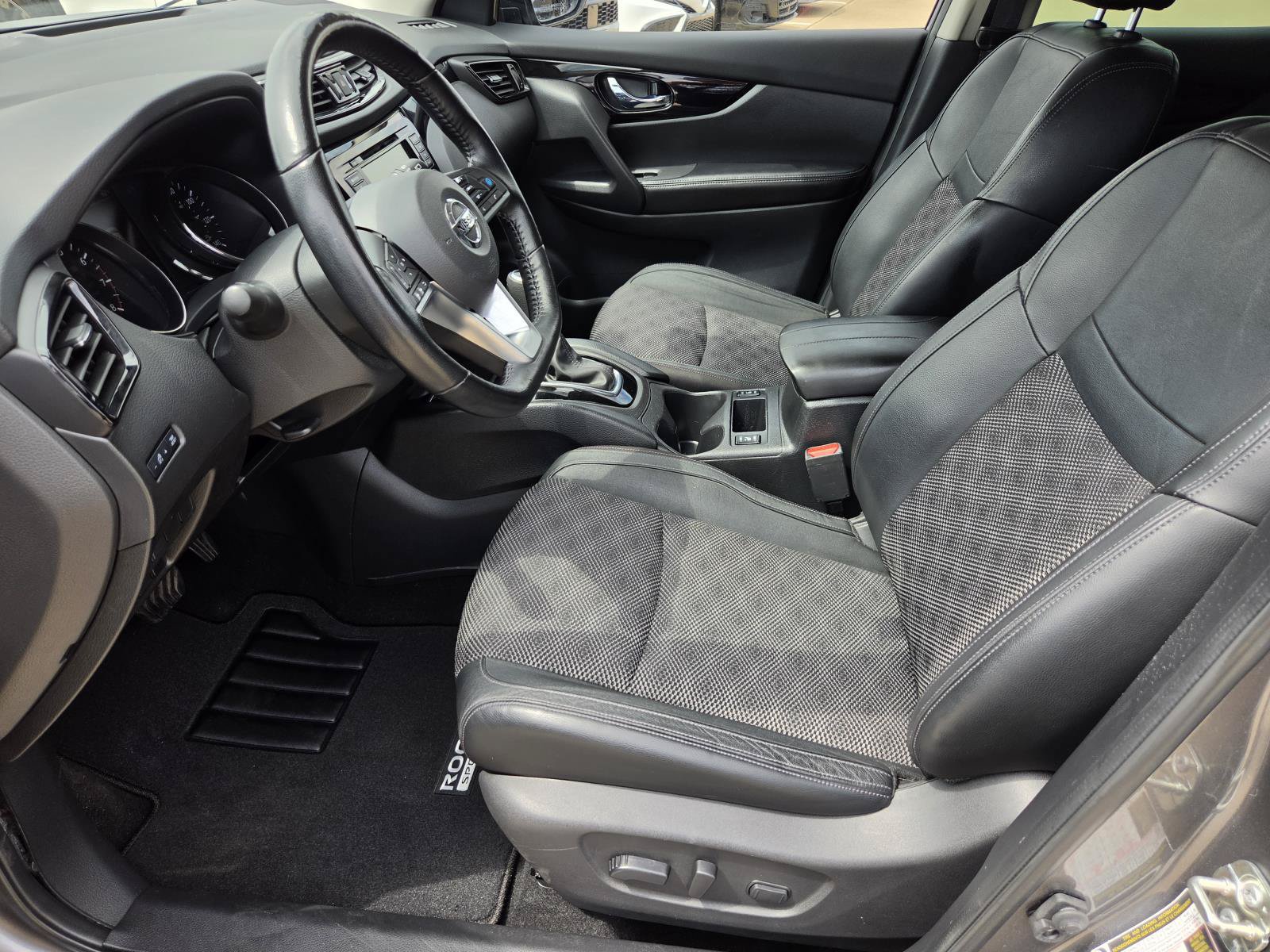 Used 2022 Nissan Rogue Sport SV w/ Technology Package FWD image 19