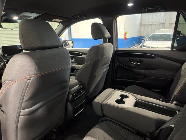Used 2025 Honda Pilot Sport image 18