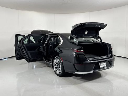 Used 2023 BMW i7 xDrive60 AWD/4WD image 26