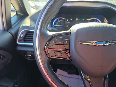 Used 2021 Chrysler Pacifica Limited w/ Uconnect Theater Family Group image 21