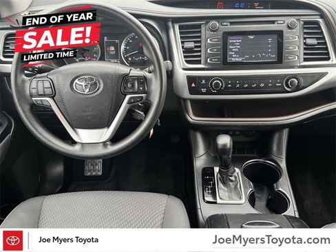 Used 2017 Toyota Highlander LE image 8