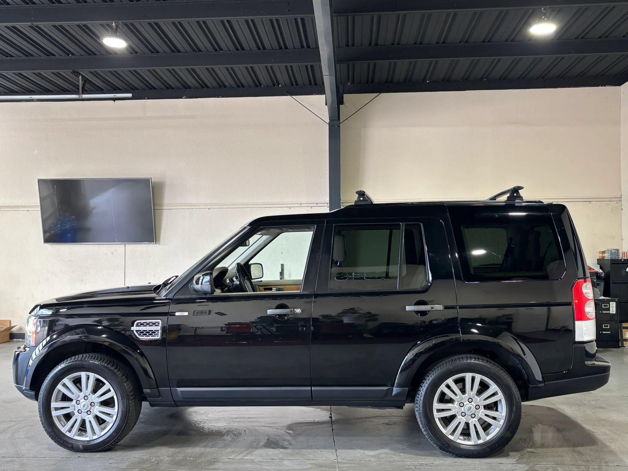 Used 2011 Land Rover LR4 HSE LUX AWD/4WD image 9