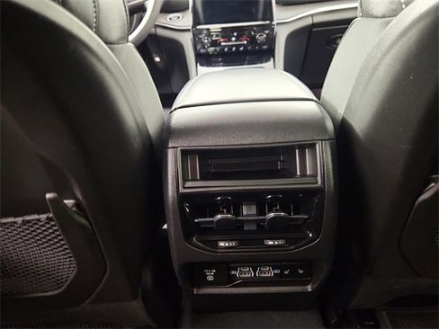 Used 2023 Jeep Grand Cherokee Limited w/ Black Appearance Package image 13