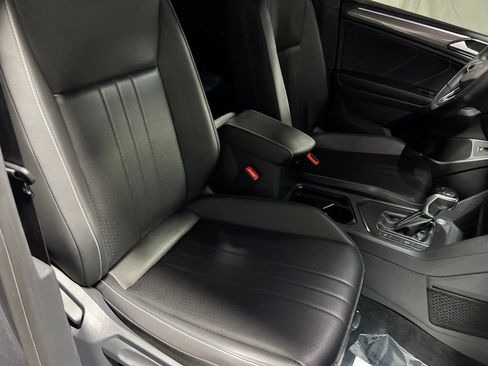 Used 2024 Volkswagen Tiguan SE R-Line FWD image 9