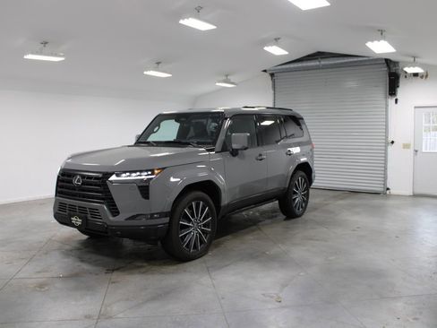 Used 2024 Lexus GX 550 image 4