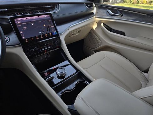 Used 2024 Jeep Grand Cherokee Limited image 25