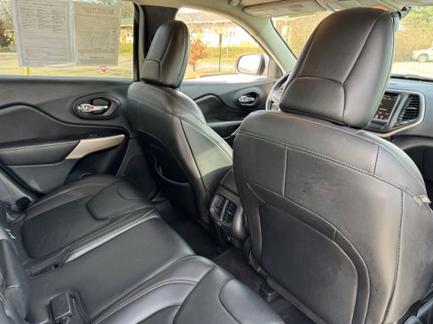 Used 2017 Jeep Cherokee Limited image 36
