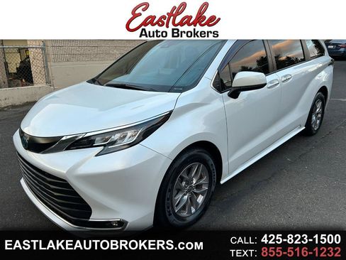 Used 2022 Toyota Sienna XLE image 1