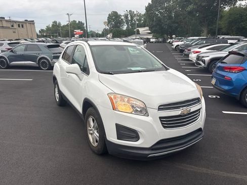 Used 2016 Chevrolet Trax LT w/ LT Sun and Sound Package FWD image 3