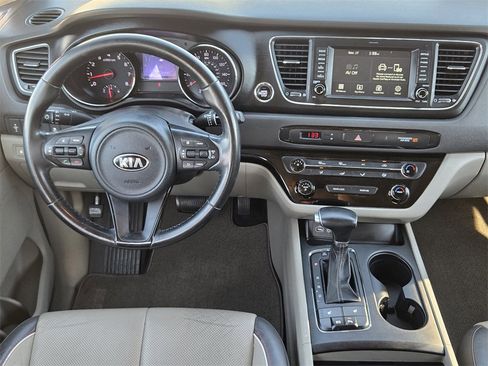 Used 2017 Kia Sedona LX w/ LX Essentials Premium Package image 25
