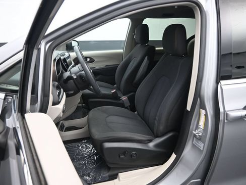 Used 2017 Chrysler Pacifica Touring FWD image 14
