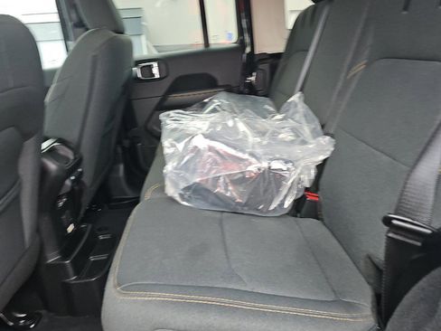 Used 2025 Jeep Wrangler Unlimited Sahara image 10