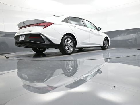 Certified 2025 Hyundai Elantra SE image 29