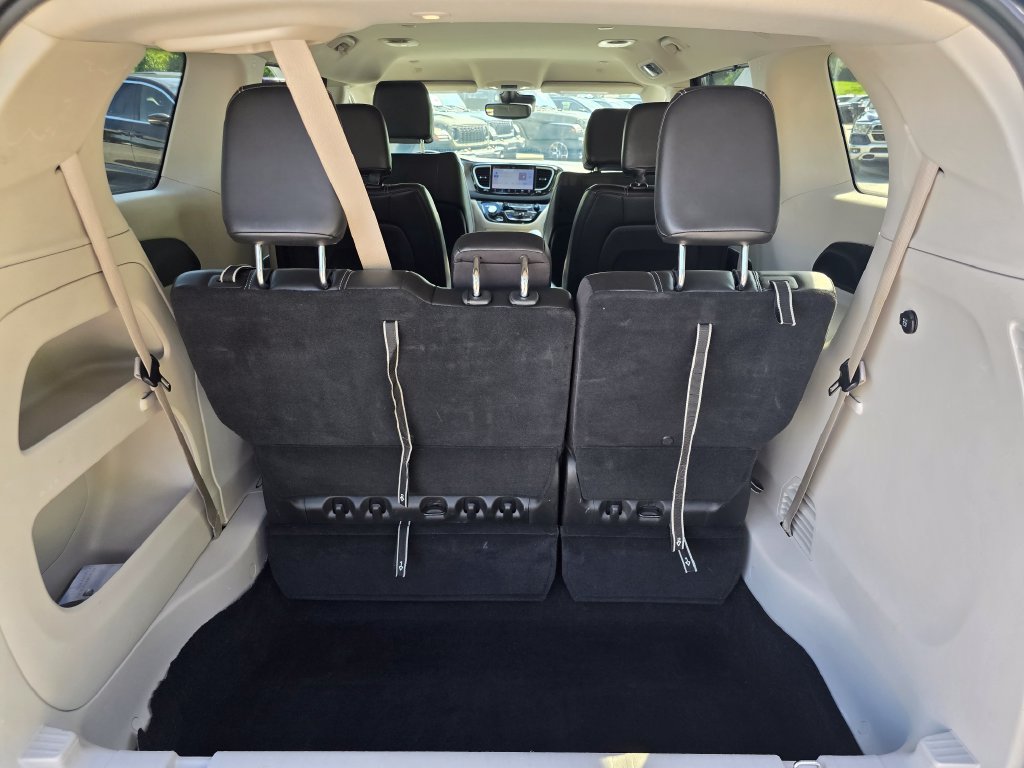 Used 2024 Chrysler Pacifica Touring-L FWD image 12