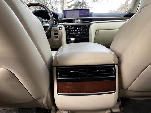 Used 2021 Lexus LX 570 4WD w/ 3rd Row & Luxury Pkg image 38