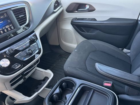 Used 2019 Chrysler Pacifica Touring Plus w/ Cold Weather Group FWD image 29