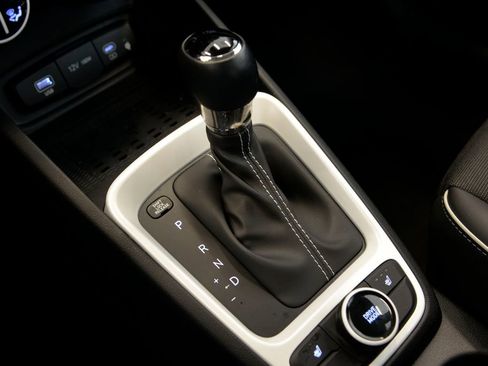 Used 2023 Hyundai Venue Limited image 25