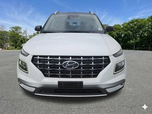 Used 2023 Hyundai Venue Limited FWD image 3