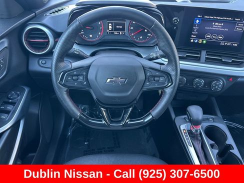 Used 2025 Chevrolet Trax RS FWD image 17