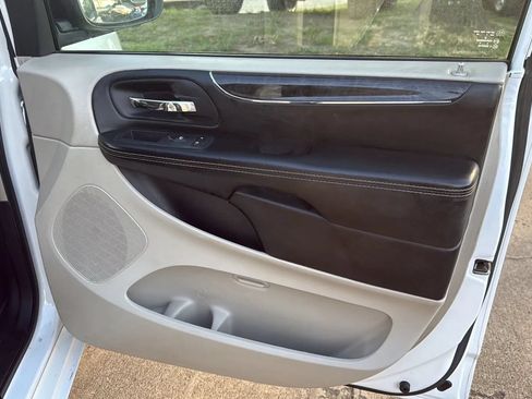 Used 2015 Chrysler Town & Country Touring FWD image 24