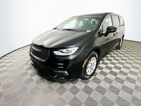 Certified 2024 Chrysler Pacifica Touring-L image 5