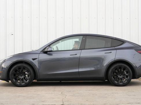 Used 2021 Tesla Model Y Long Range image 9
