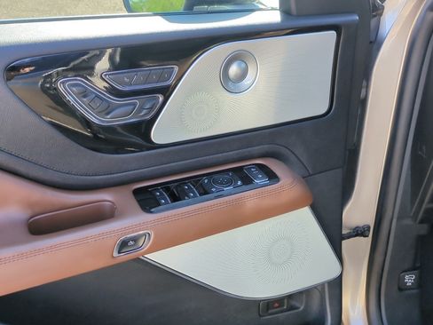 Used 2021 Lincoln Aviator Reserve w/ Equipment Group 202A AWD/4WD image 12