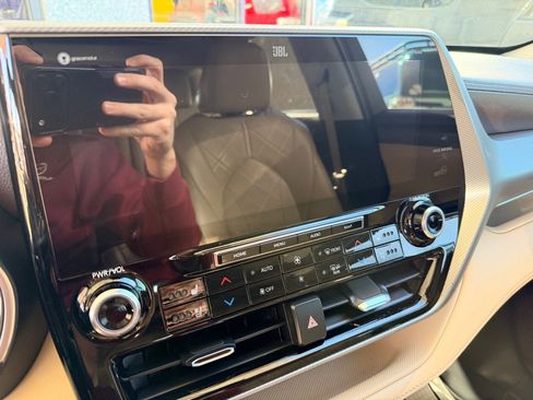 Used 2022 Toyota Highlander Platinum image 16