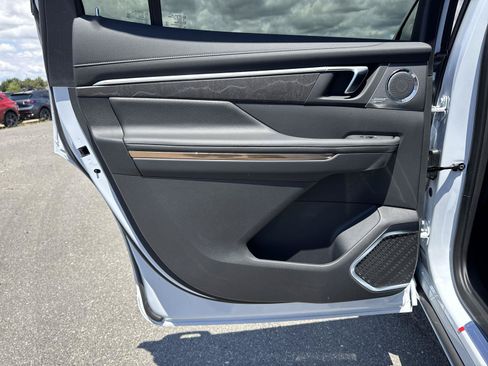 New 2026 Buick Enclave Avenir w/ Super Cruise Package FWD image 24