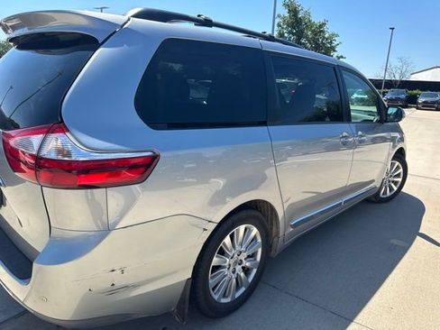 Used 2017 Toyota Sienna Limited Premium FWD image 3