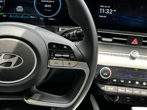 Certified 2025 Hyundai Elantra Limited FWD image 29