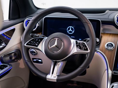 Used 2023 Mercedes-Benz GLC 300 4MATIC image 11