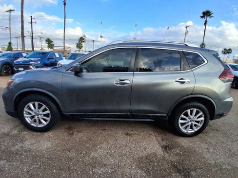 Used 2018 Nissan Rogue SV image 4