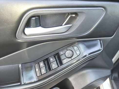 Used 2025 Nissan Rogue SV image 28